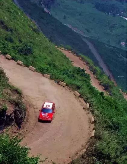 娱乐吃瓜酱拐进山里,拐进神秘山林探险记